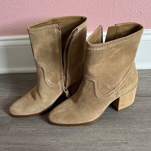 Vince Camuto Pailey Booties 9M/40 Camel Suede Block Heel